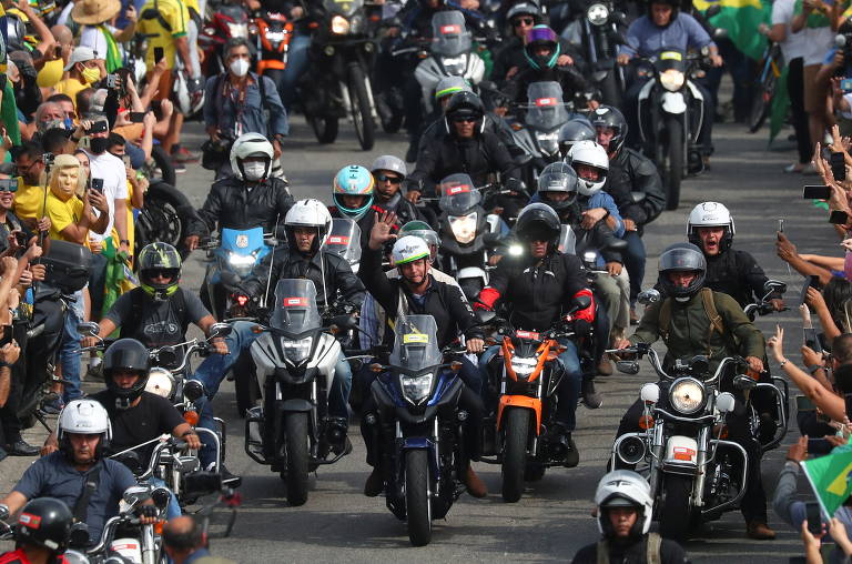 Bolsonaro faz passeio de moto no Rio e gera aglomeração