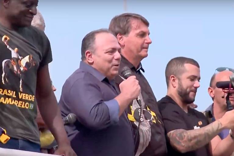 Sem máscara, o ex-ministro da Saúde Eduardo Pazuello participa de ato em apoio a Bolsonaro neste domingo (23) com motociclistas no Rio de Janeiro