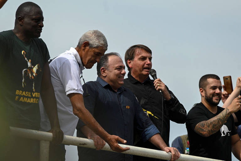 Bolsonaro faz passeio de moto no Rio e gera aglomeração