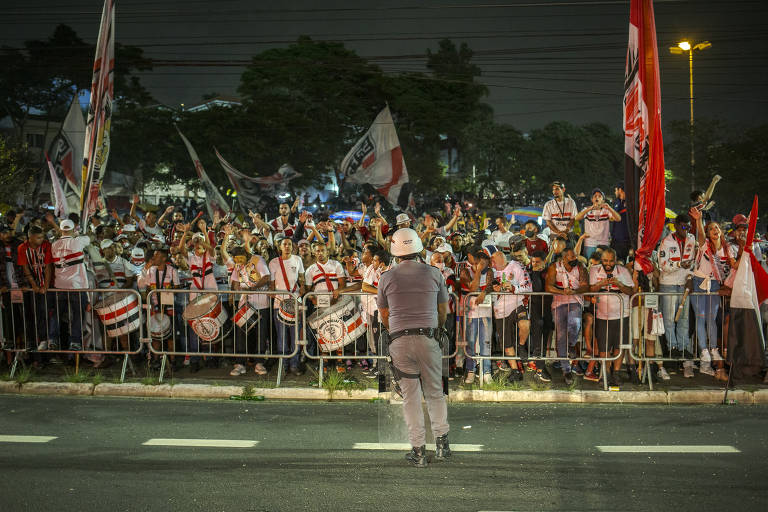 Torcida do São Paulo provoca aglomeração fora do Morumbi na final do estadual