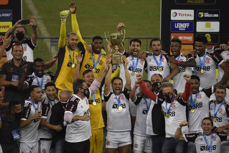 O capitão Diego levanta a taça e comemora o título do Flamengo no Estadual do Rio, no Maracanã, após vitória sobre o Fluminense