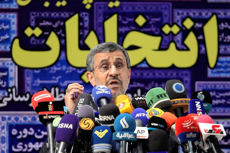 O ex-presidente do Irã Mahmoud Ahmadinejad fala com a imprensa após registrar sua candidatura para a eleição deste ano