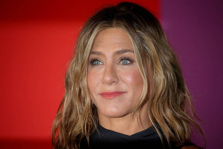 Jennifer Aniston rebate críticas por cortar relações com pessoas antivacina