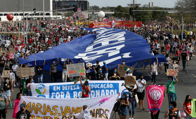 Protestos contra Bolsonaro reúnem manifestantes nas ruas em meio à pandemia