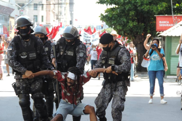 Manifestação contra Bolsonaro no Recife é encerrada com bombas e correria