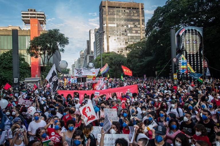 Protesto contra Bolsonaro em meio à pandemia bloqueia avenida Paulista em SP 