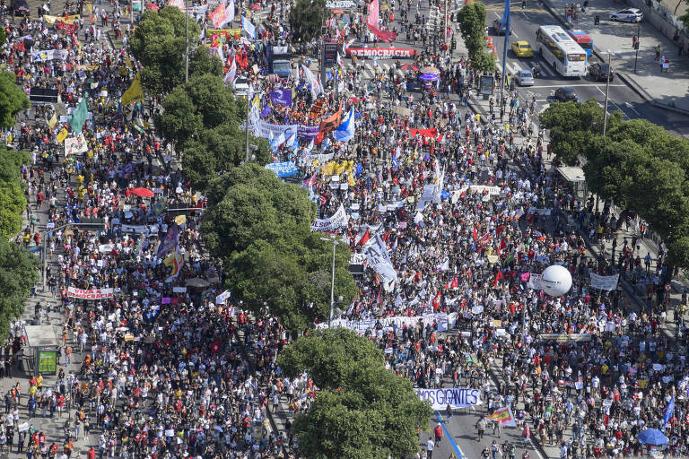 Protestos contra Bolsonaro reúnem manifestantes nas ruas em meio à pandemia