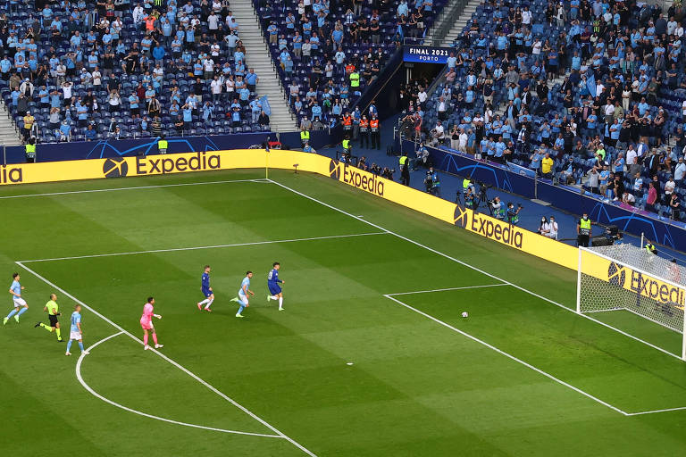 Kai Havertz toca para o fundo gol, sem goleiro, para marcar o gol do título do Chelsea