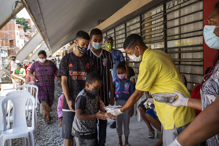 pessoas recebem marmita 