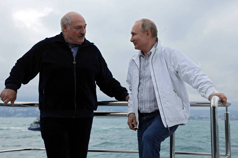 Lukachenko e Putin durante passeio de barco no mar Negro no sábado (29), após reunião