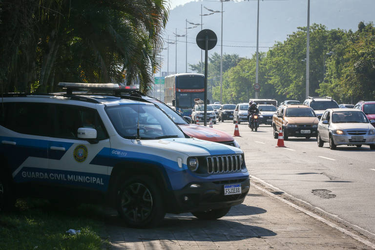 Barreira sanitária instalada na avenida Ayrton Senna, entrada da Praia Grande para verificação de turistas no feriado de Corpus Christi