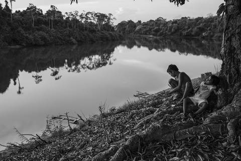 URUARç, BRAZIL. 25/09/2016. Children from the Rio Novo community, on the Rio Iriri Extractive Reserve in Par, rest under a tree on the banks of the Iriri River. With the help of an NGO, the community built a small Brazil nut processing plant, which helped the families to improve their income while keeping the forest preserved. Nearby the extractive reserve area is located Cachoeira Seca, the most deforested indigenous land in Brazil between July 2019 and August 2020.