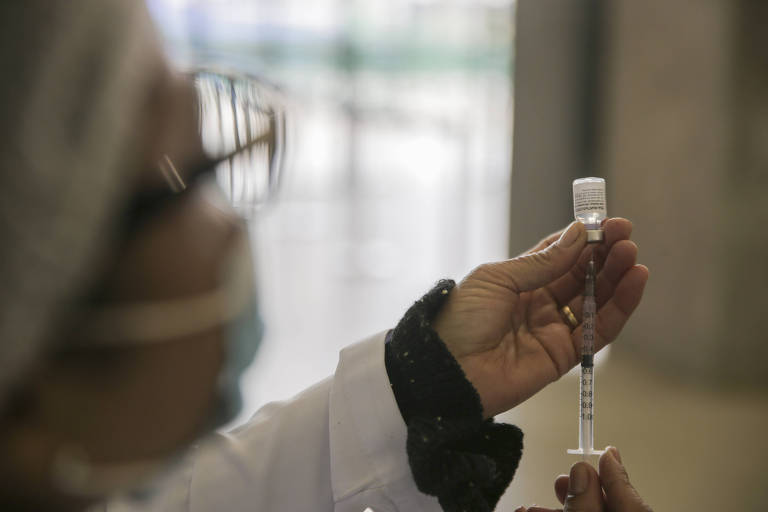 Enfermeira prepara dose de vacina da Pfizer para aplicação em São Paulo 
