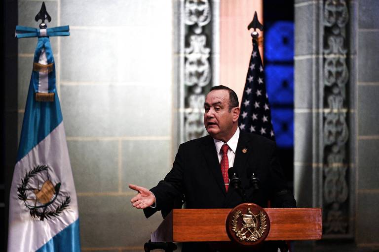 O presidente da Guatemala, Alejandro Giammattei, durante entrevista coletiva com a vice-presidente dos EUA, Kamala Harris