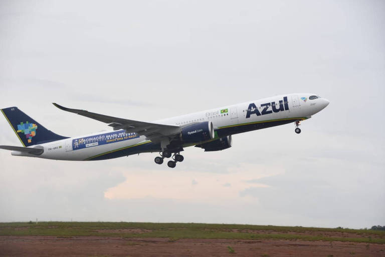 Avião da Azul decola de aeroporto no Recife