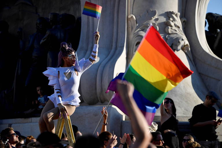 Hungria aprova lei que proíbe conteúdos considerados pró-LGBT para crianças