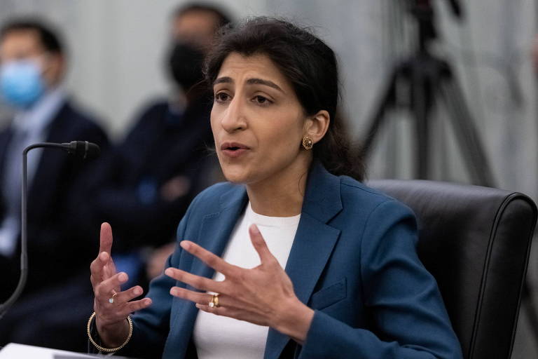 Lina Khan, hoje presidente da Comissão Federal de Comércio dos EUA, depõe a comitê do Senado, em Washington