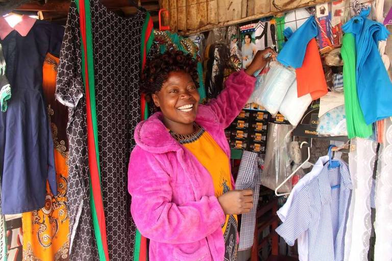 A empresária Julie Anyango Omoto em Kawangware, Nairóbi, no Quênia