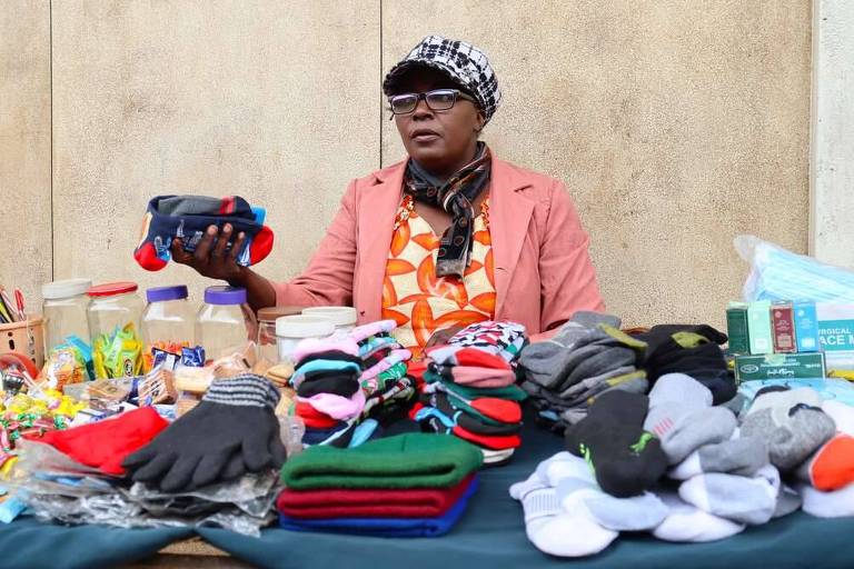 Rose Nyangiza vende produtos do lado de fora da Paramount Plaza no bairro de Ngara, Nairóbi, no Quênia