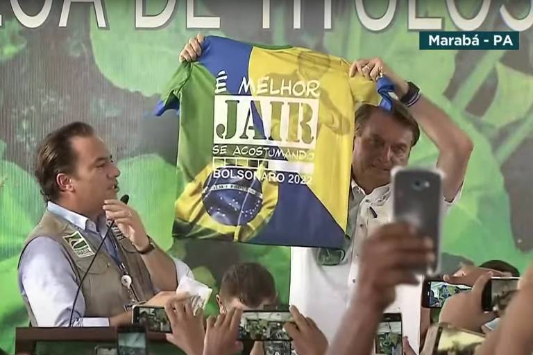O presidente Jair Bolsonaro participa de evento de entrega de títulos fundiários em Marabá, no Pará , e exibe camiseta com mensagem eleitoral. 
