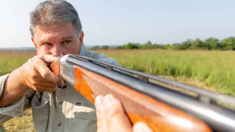 O democrata Joe Manchin em imagem da campanha chamada 'Dead Wrong', veiculada em 2018, quando concorria à reeleição ao Senado dos EUA