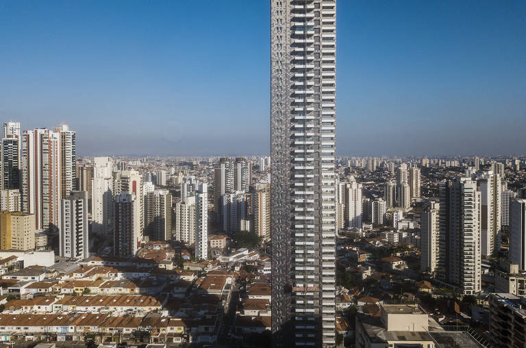 Edifício altíssimo encravado em bairro majoritariamente de casas