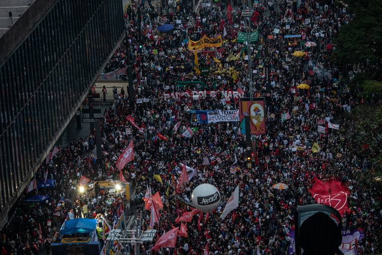 Manifestação na avenida Paulista contra o presidente Jair Bolsonaro, neste sábado (19)