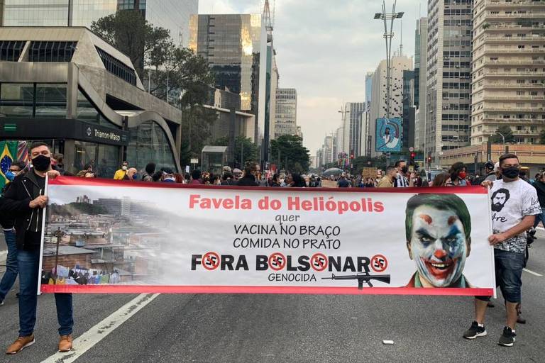 Manifestantes seguram faixa dizendo Fora, Bolsonaro
