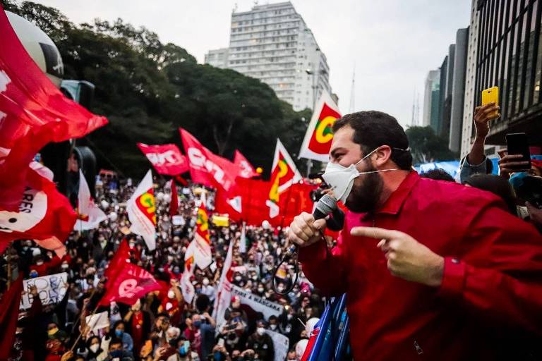 Guilherme Boulos,( PSOL ) fala durante o protesto contra Bolsonaro em frente ao Masp na Avenida Paulista