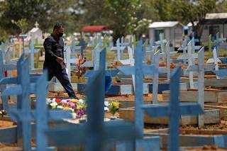 Cemitério em Manaus (AM) em meio à pandemia de coronavírus