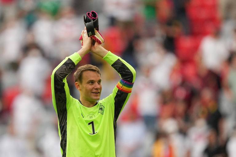 O goleiro alemão Manuel Neuer usando a braçadeira com o símbolo do arco-íris durante a partida entre sua seleção e Portugal, neste sábado (19)