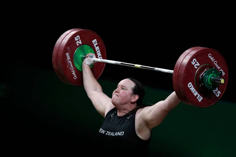 Laurel Hubbard ergue peso compete durante os Jogos da Comunidade Britânica de 2018