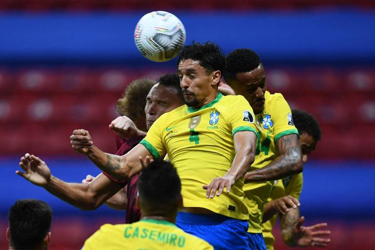 Marquinhos e Militão sobem para cabecear na área brasileira contra a Venezuela, pela Copa América