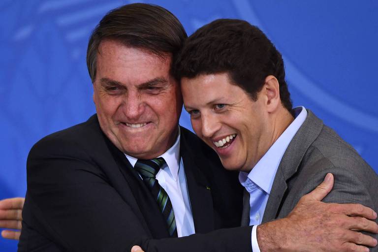 Bolsonaro abraça Salles durante lançamento de programa no Palácio do Planalto, em fevereiro
