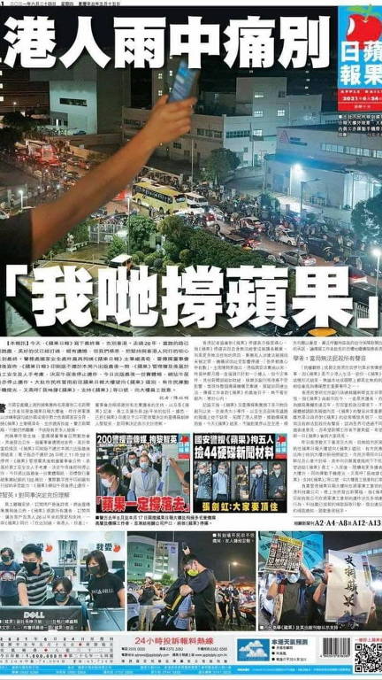 Capa da última edição do Apple Daily, em que se lê: 'Sob chuva, honcongueses se despedem tristemente. Apoiamos o Apple'