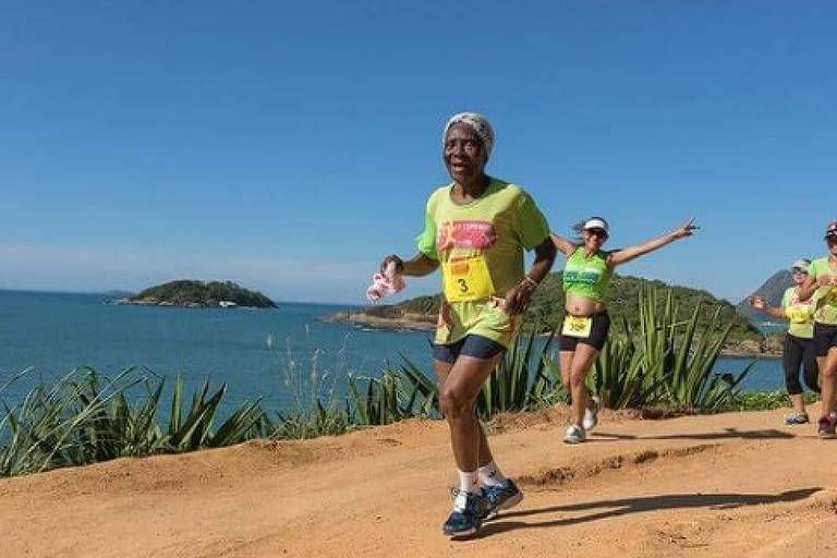 idosa correndo e, ao fundo, o mar