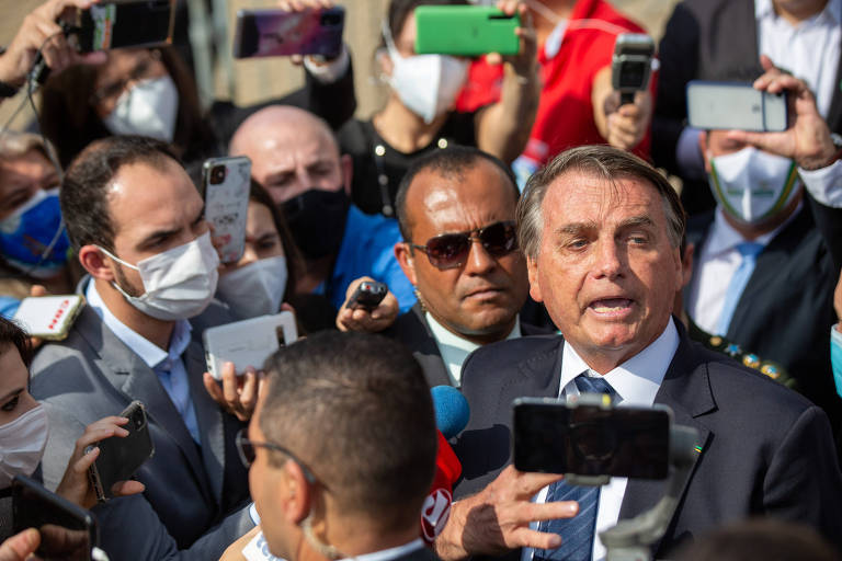 O presidente Jair Bolsonaro fala à imprensa em Sorocaba
