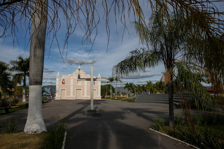 Cidade de Monte Alegre de Goiás, onde vivem quilombolas kalunga; ao fundo, igreja e, em primeiro plano, palmeiras