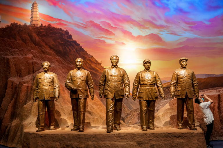 Com Mao Tse-tung no centro, estátuas homenageiam líderes comunistas chineses no recém-aberto museu dedicado ao partido, em Pequim
