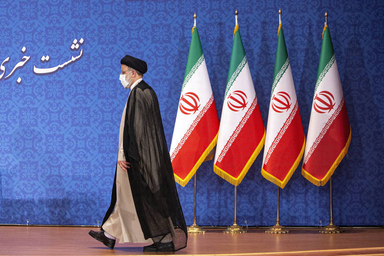 O presidente eleito do Irã, Ebrahim Raisi, em Teerã antes de conceder entrevista coletiva