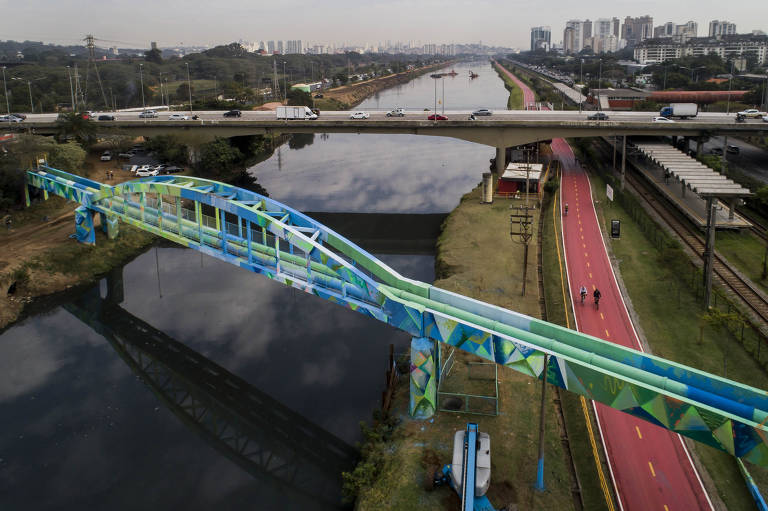 Grafite em Ponte da Sabesp, no Rio Pinheiros, alerta para a escassez da água