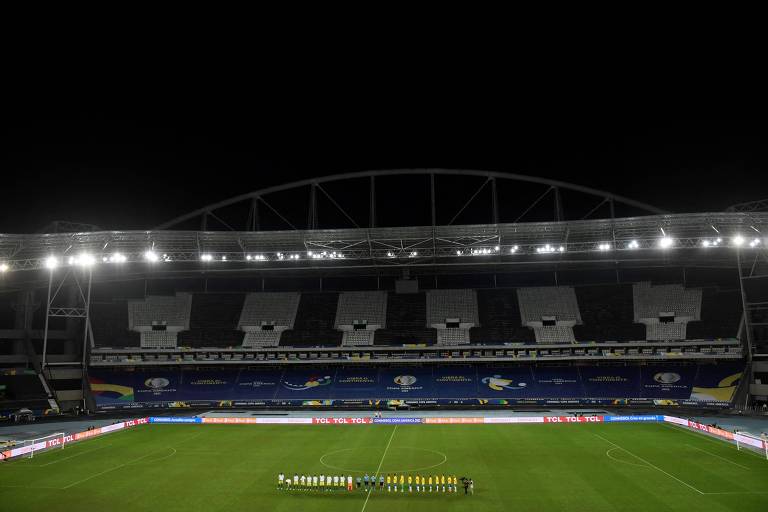 Brasil enfrentou a Colômbia no estádio Nilton Santos e Tite criticou o gramado