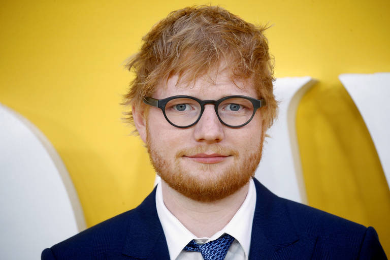 Ed Sheeran conta que fez cirurgia a laser nos olhos, mas usa óculos por estilo