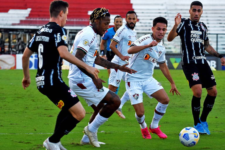 Corinthians e Fluminense ficaram no 1 a 1 em São Januário