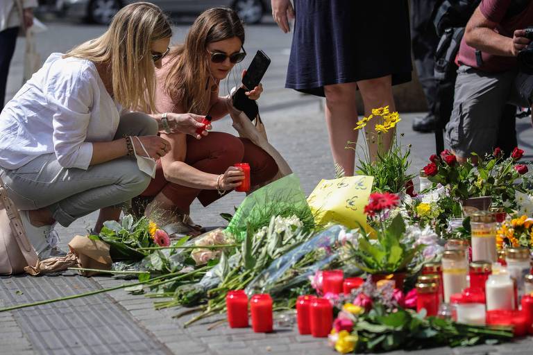 Memorial com flores e velas em tributo às vítimas do ataque em Würzburg, na Alemanha