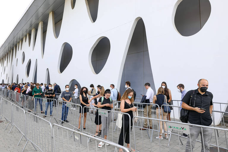 Fila de participantes da primeira edição híbrida do Mobile World Conference, em Barcelona, na Espanha