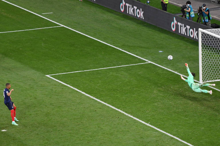 Suíça busca empate heroico e bate França nos pênaltis após erro de Mbappé