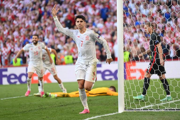 Atacante espanhol Alvaro Morata comemora o quarto gol de sua seleção na goleada por 5 a 3 sobre a Croácia