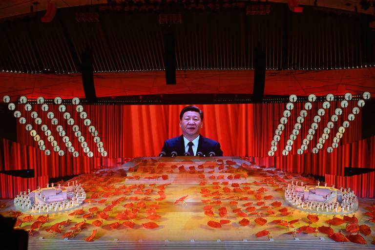 Imagem mostra telão exibindo o líder chinês, Xi Jinping