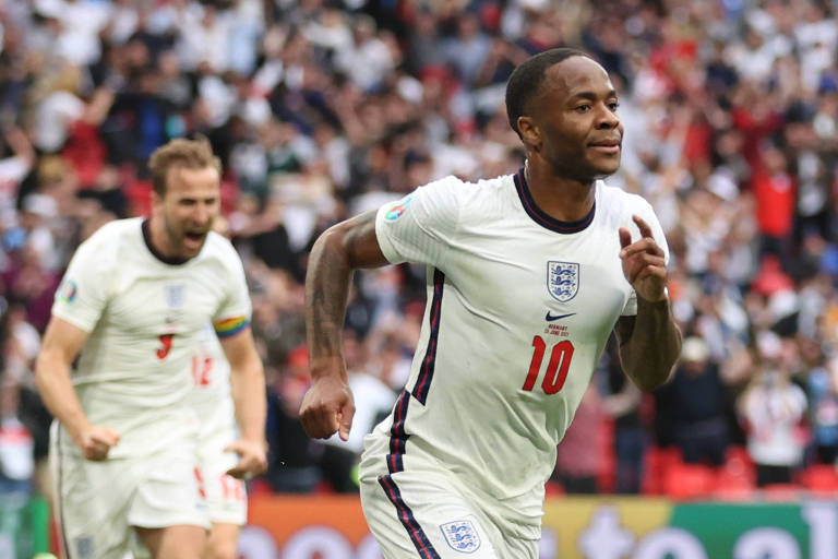 Sterling celebra o primeiro gol da Inglaterra sobre a Alemanha, em Wembley